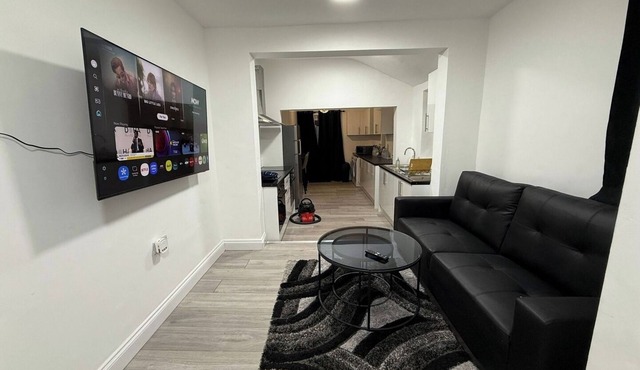 Cosy Six Bedroom House in Bedford Town