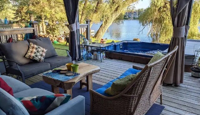 Cosy Updated Lakefront Cottage