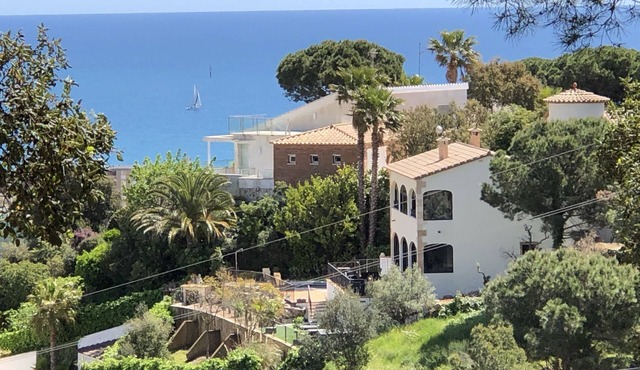 Cosy villa 10 minutes' walk from the beach, with swimming pool and jacuzzi.