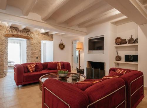 Cottage in Castellnou with Forest Trails