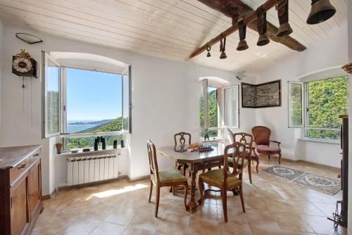 Cottage rustico con vista mare