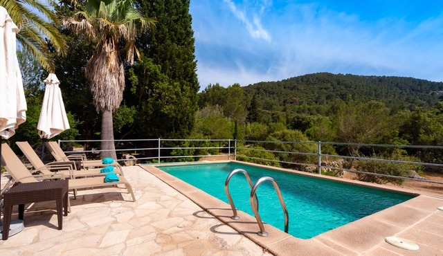 Cottage with private pool, free WIFI, mountain views and huge garden.
