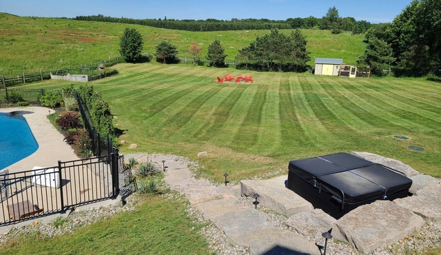 Country Escape with Pool and Hot tub near Creemore