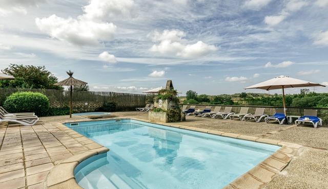 Country House 'El Rebost Rural De Can Gat Vell' with Shared Pool, Wi-Fi and Air Conditioning