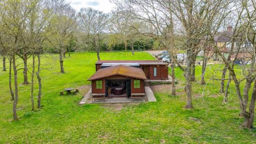 Countryside Cabin on 5 Acres Countryside with Outdoor Firepit, Cinema and converted Stables