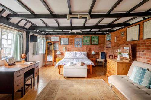 Countryside Cottage with Log Burner | Walk to Village Pub