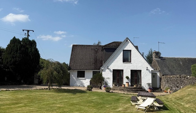 Countryside Farmhouse - Glasgow - Sleeps 6