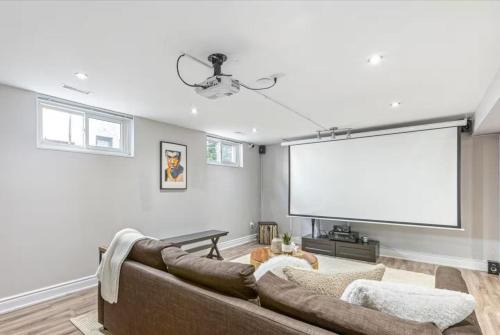 Cozy 2 Bedroom Suite - near Bayview & Steeles & Finch Station