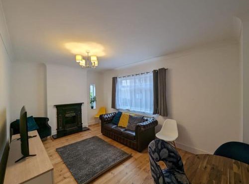 Cozy 2 Beds Brentwood Flat