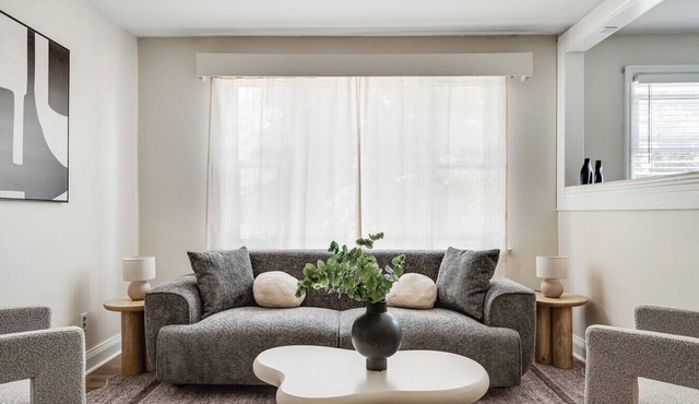 Cozy 2BR – Walk to Downtown & University!