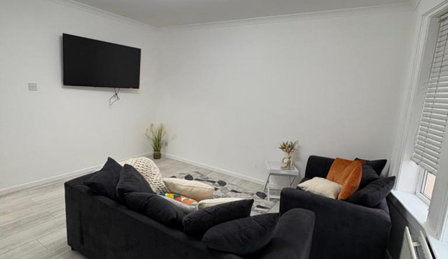Cozy 3 Bed Home, Free Parking 8 min to City Centre