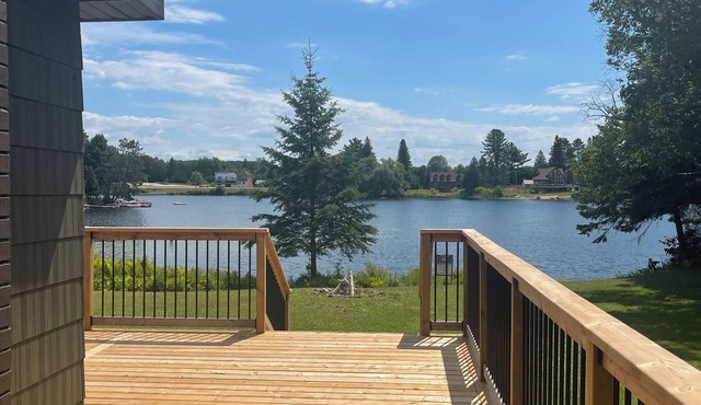 Cozy 4 season Cottage on prestine water