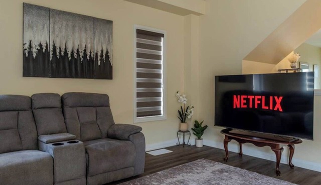 Cozy 4BR/3BA Retreat - 4 Parking spaces-Sleeps 8!
