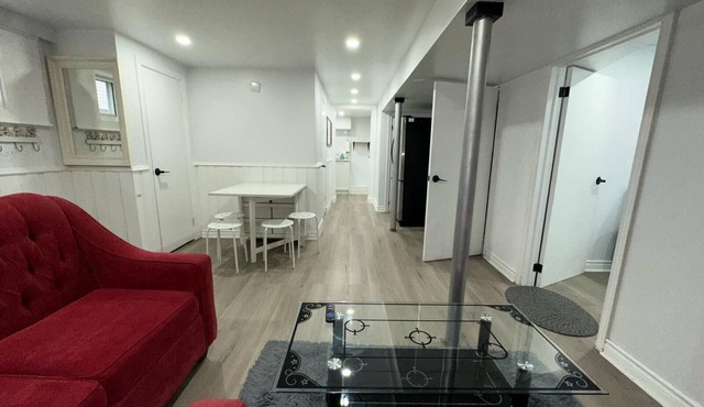 Cozy Basement Retreat - Free Parking in Etobicoke