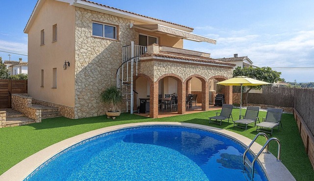 Cozy beach town villa for 8 - walk to beach!