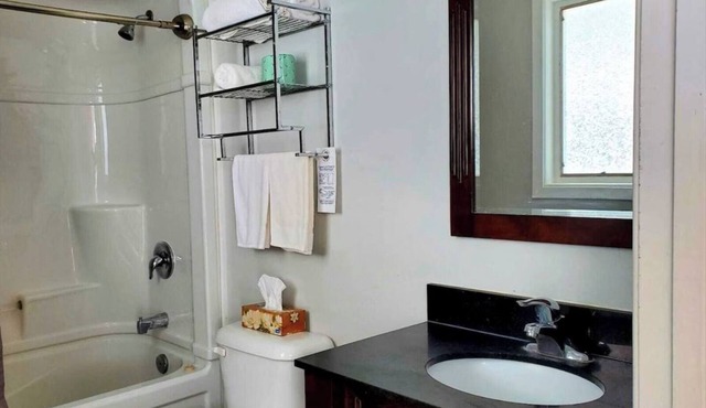 Cozy Comfort Double Room 02– Peninsula Motel, Minutes from Wiarton Waterfront