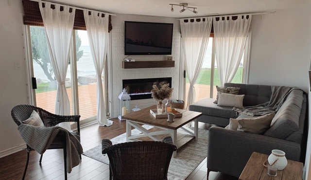 Cozy cottage 1.5hrs from Toronto. Steps to private waterfront, lake facing deck.