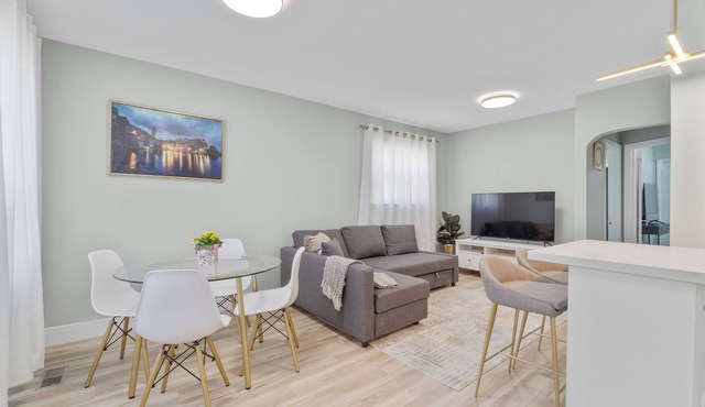 Cozy East York Bungalow 15 minutes from Downtown