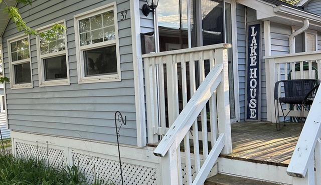 Cozy family cottage steps away from Lake Erie & a quick drive to Point Pelee.