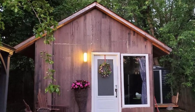 Cozy Guest House with Attic in the Heart of Niagara Falls