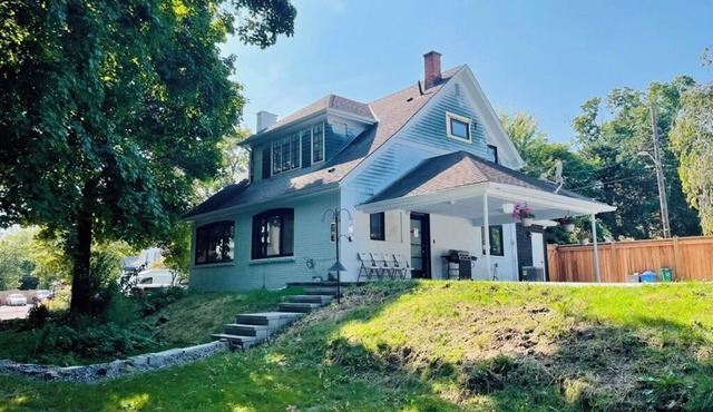 Cozy Home in Niagara Falls Canada! 10 Minutes Walk to the Falls