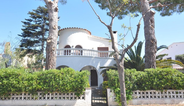 Cozy House in Empuriabrava, Costa Brava! 4 Bedrooms, Near the Beach, Garden, Barbecue. Book now!