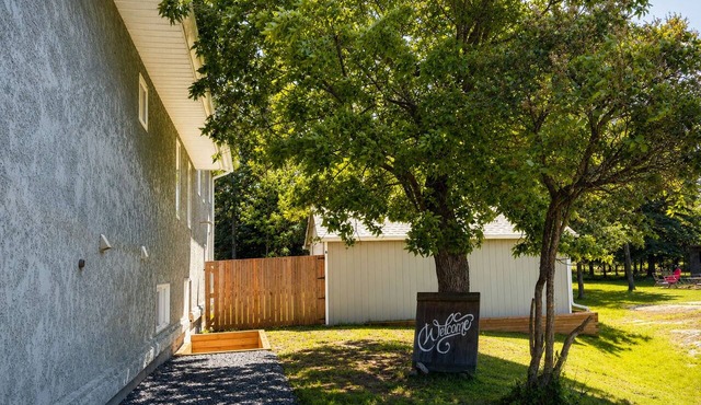 Cozy Lake Getaway Near Rabbit Lake Beach King size bed!