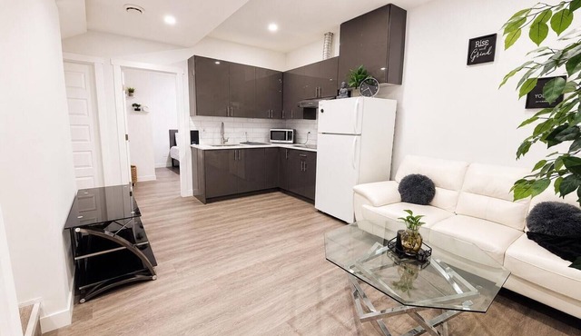 Cozy & Modern Basement Suite-Minutes away from Chestermere Lake!
