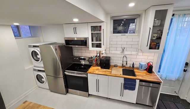 Cozy & modern suite in Toronto - steps from Transit and the Lake!