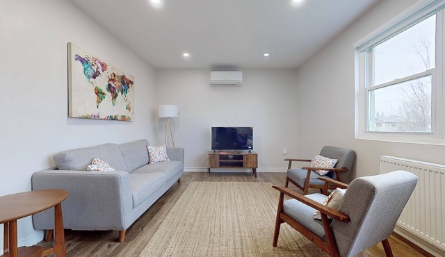 Cozy Oasis in Oshawa! Spacious 3-bedroom, 1-bathroom apartment.