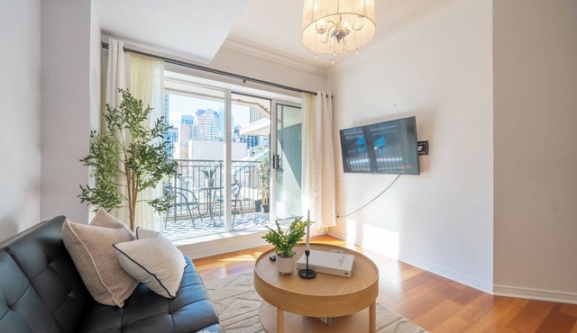 Cozy Parisian Suite Close to the St. Lawrence Market & Toronto's Top Attractions