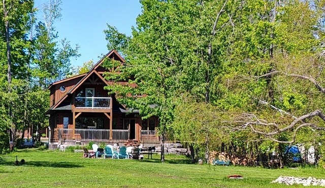 Cozy Pigeon Lake Cottage