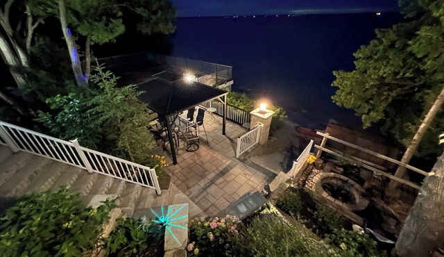Cozy Private Waterfront Cottage at Lake Simcoe