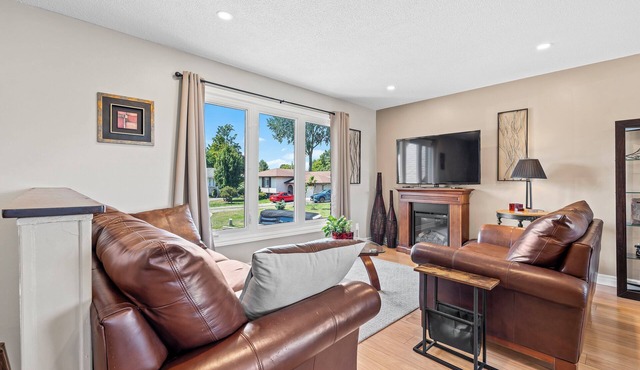 Cozy, Quiet Home in Kingston. Short drive to Queen's University. Pet Friendly!