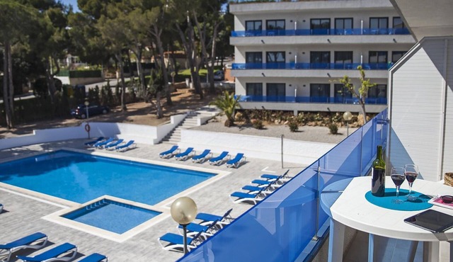 Cozy Renovated Apt Near Beach, Pool, WiFi, A/C, Parking