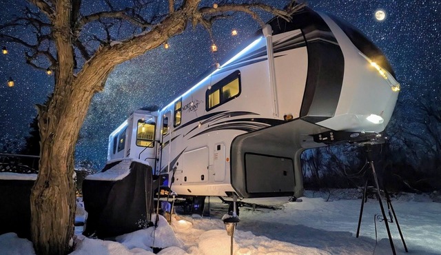 Cozy Spa RV Pool Hot Tub Backyard Ottawa