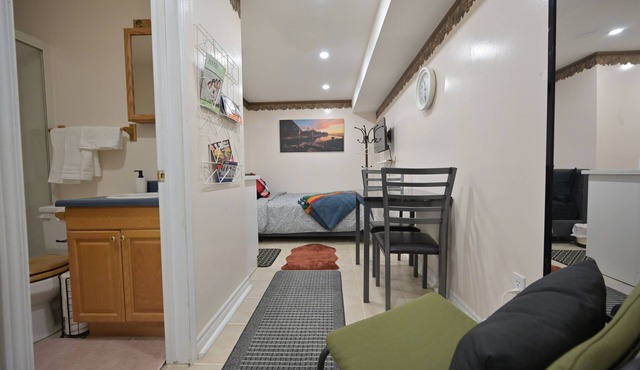 Cozy Studio: Private, Free Parking & Great Deals!