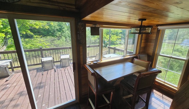 Creekside Retreat Treehouse In Cooksmills, 15 minutes from Niagara Falls