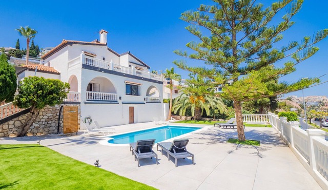 Cubo's Beach Front Villa Benalmadena/close to beach/private pool/air conditioning