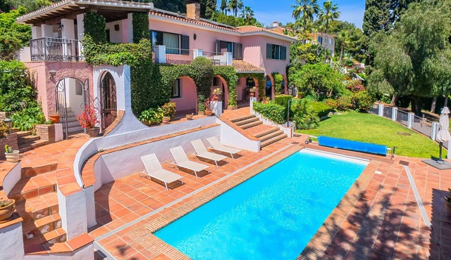 Cubo's Villa Las Capuchinas & Cave House/private heated pool/air conditioning/sea views/free wifi