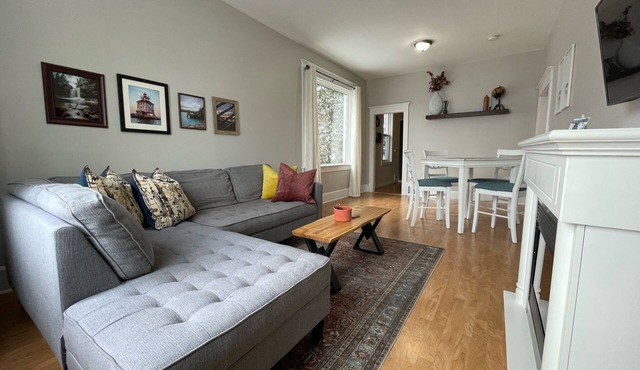 Cute 2 bedroom home, great for work, family or friends.