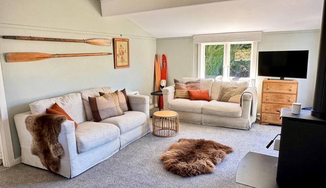 Cute cottage, 500mtrs to lake front and Church of the Good Shepherd!