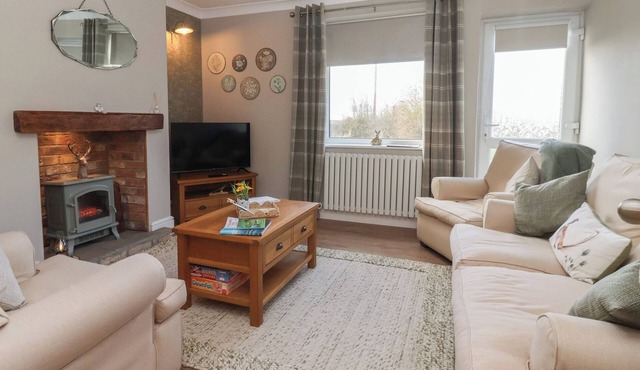 DAFFODIL COTTAGE, pet friendly, with a garden in South Cave