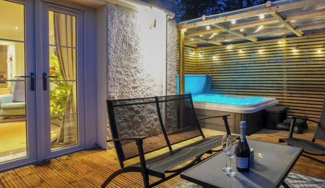Daisy Cottage - Hot tub and fire pit!