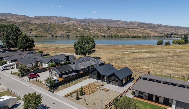 Dancing Tussock Escape - Cromwell Holiday Home