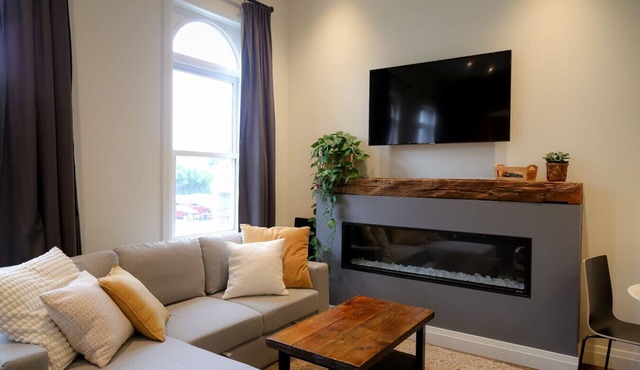Debonaire Suite: Luxurious - Cozy - Downtown