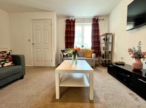 Delightfully decorated cosy two bedroom family home Great transport links to central London