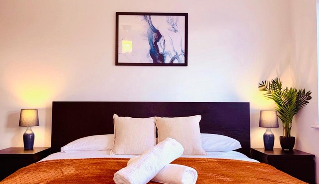 DELUXE 5 Bed, Sleeps 10 with Parking x2 , Family & Contractor Haven