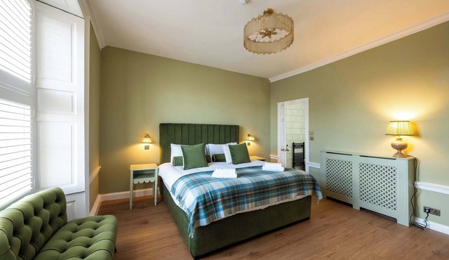 Deluxe Bedroom on Frederick Street -Room 3 (2nd floor)