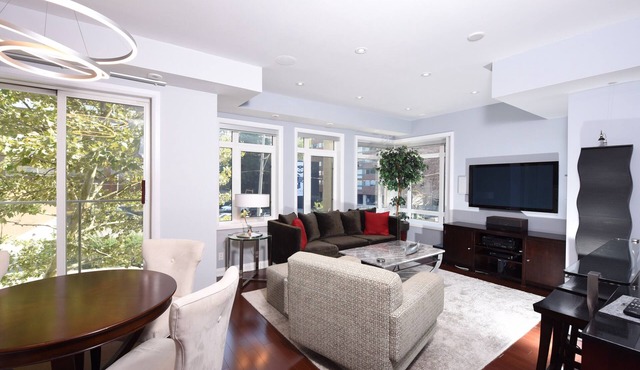 Deluxe Yorkville Townhouse